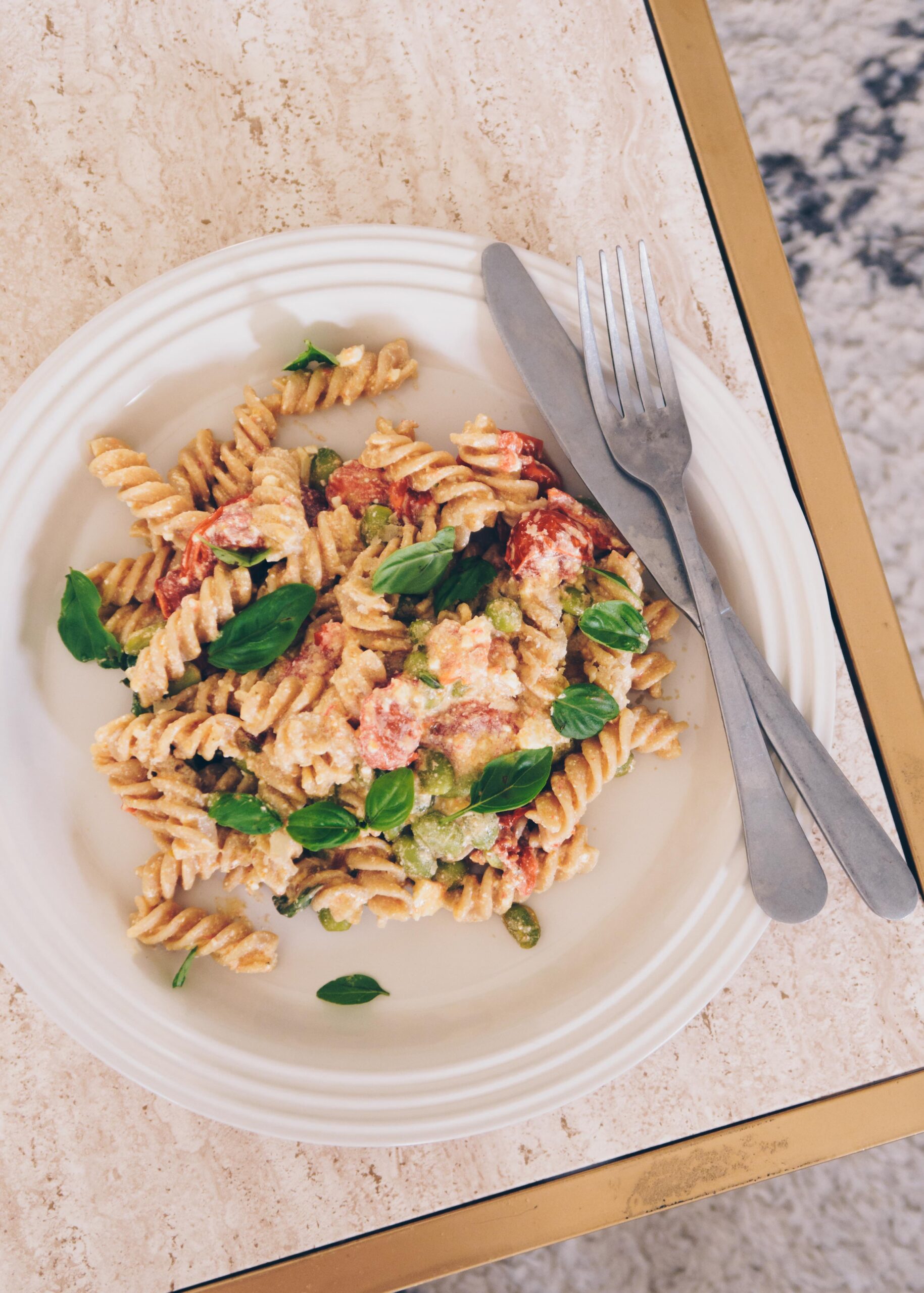 Pasta med bagt feta og cherrytomater