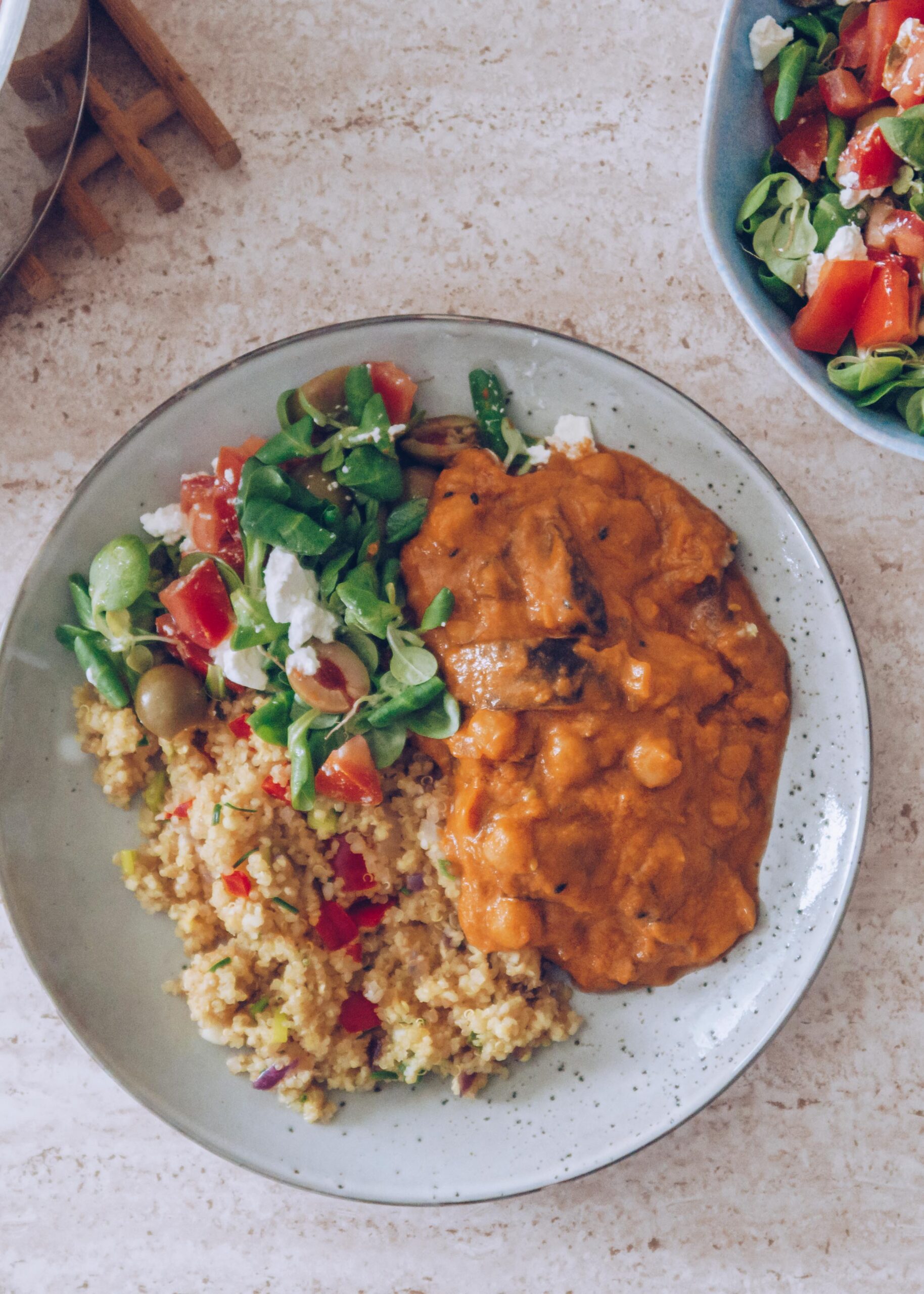Vegetarisk gryderet med kikærter, kokosmælk og aubergine