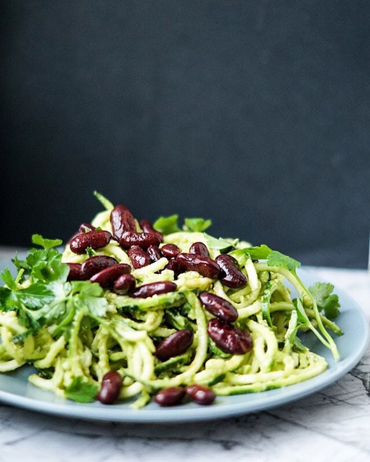 SQUASH-SPAGHETTI OG AVOCADO-CREME MED BØNNER
