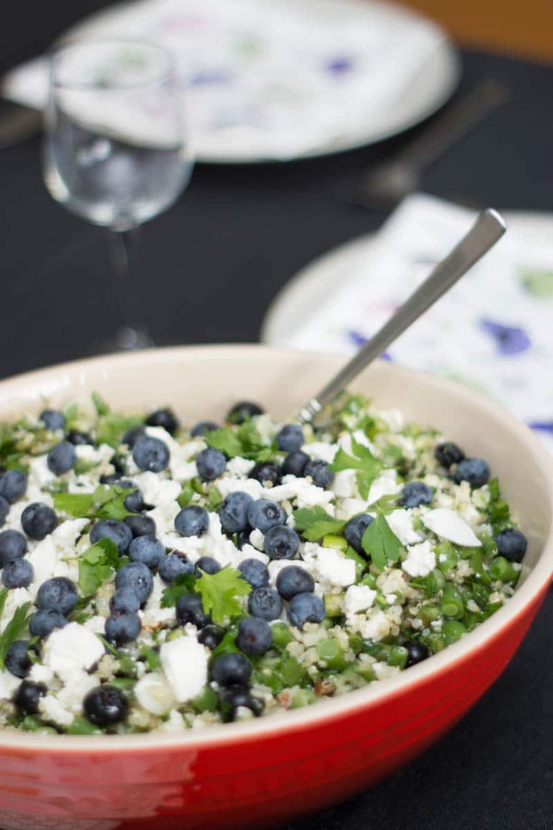 Quinoasalat med persille, blåbær og feta