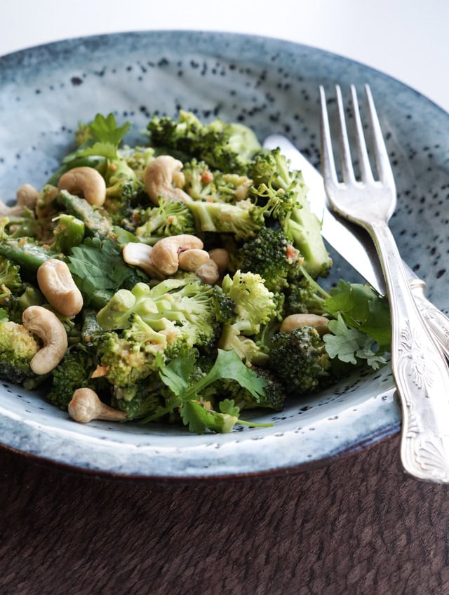 Broccolisalat med peanutdressing