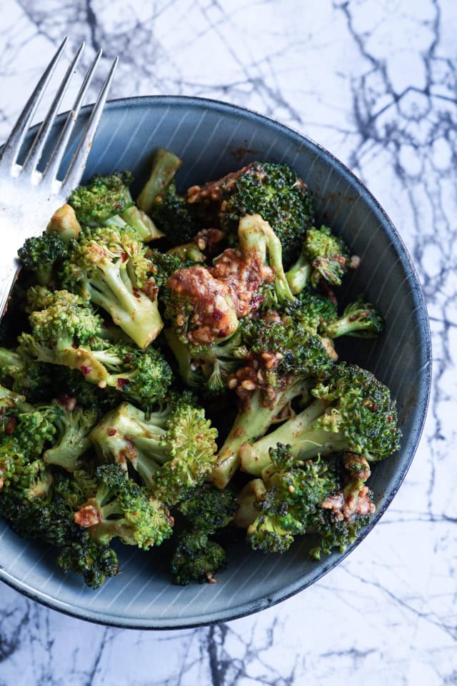Stegte broccoli med peanutbutter-sauce