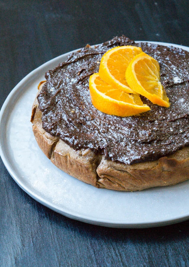 Gulderodskage med kikærter og chokolade-appelsin topping