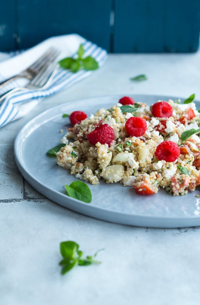 Quinoasalat med feta og hindbær