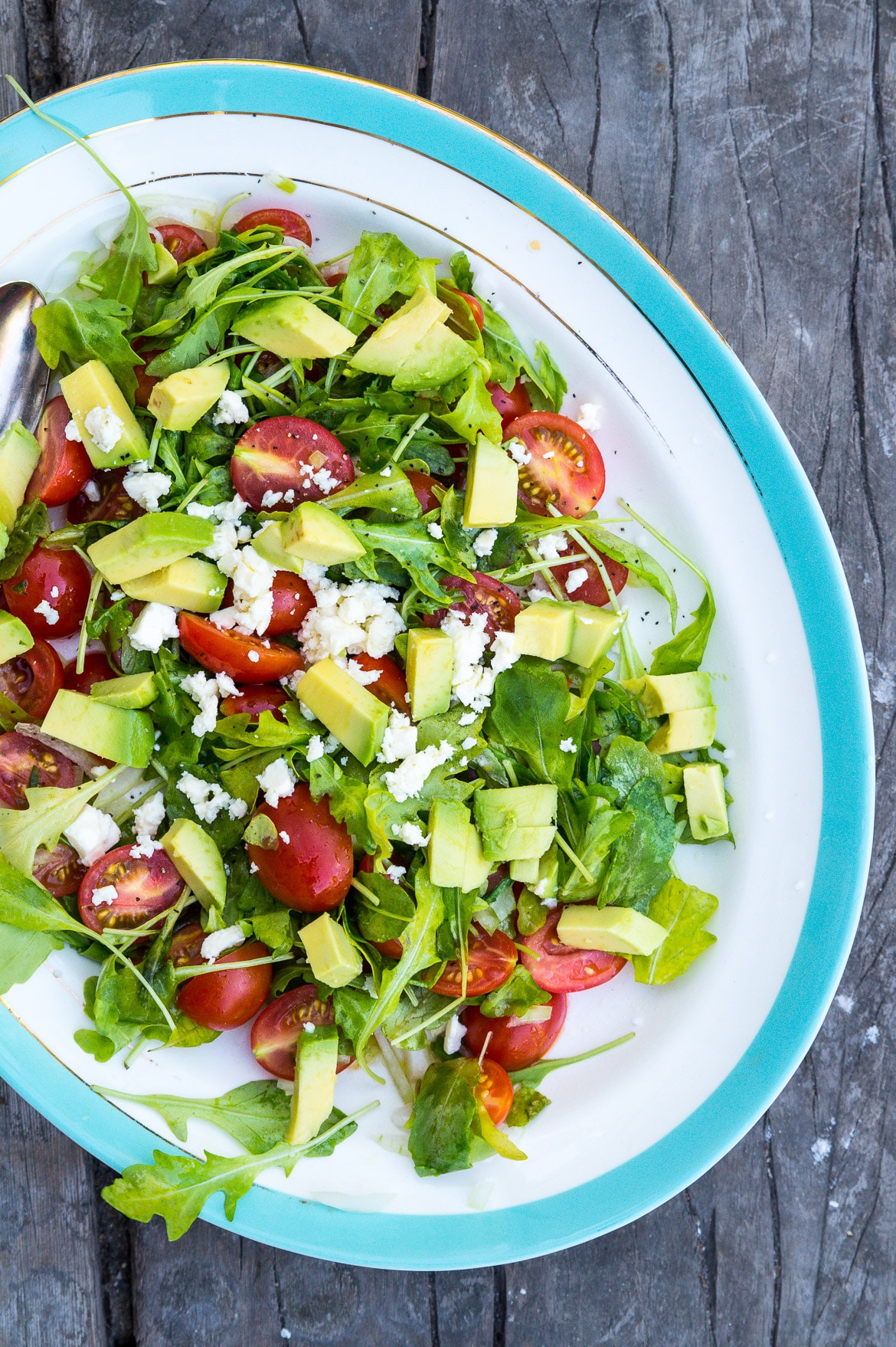 Nem sommersalat med rucola, avocado og tomat