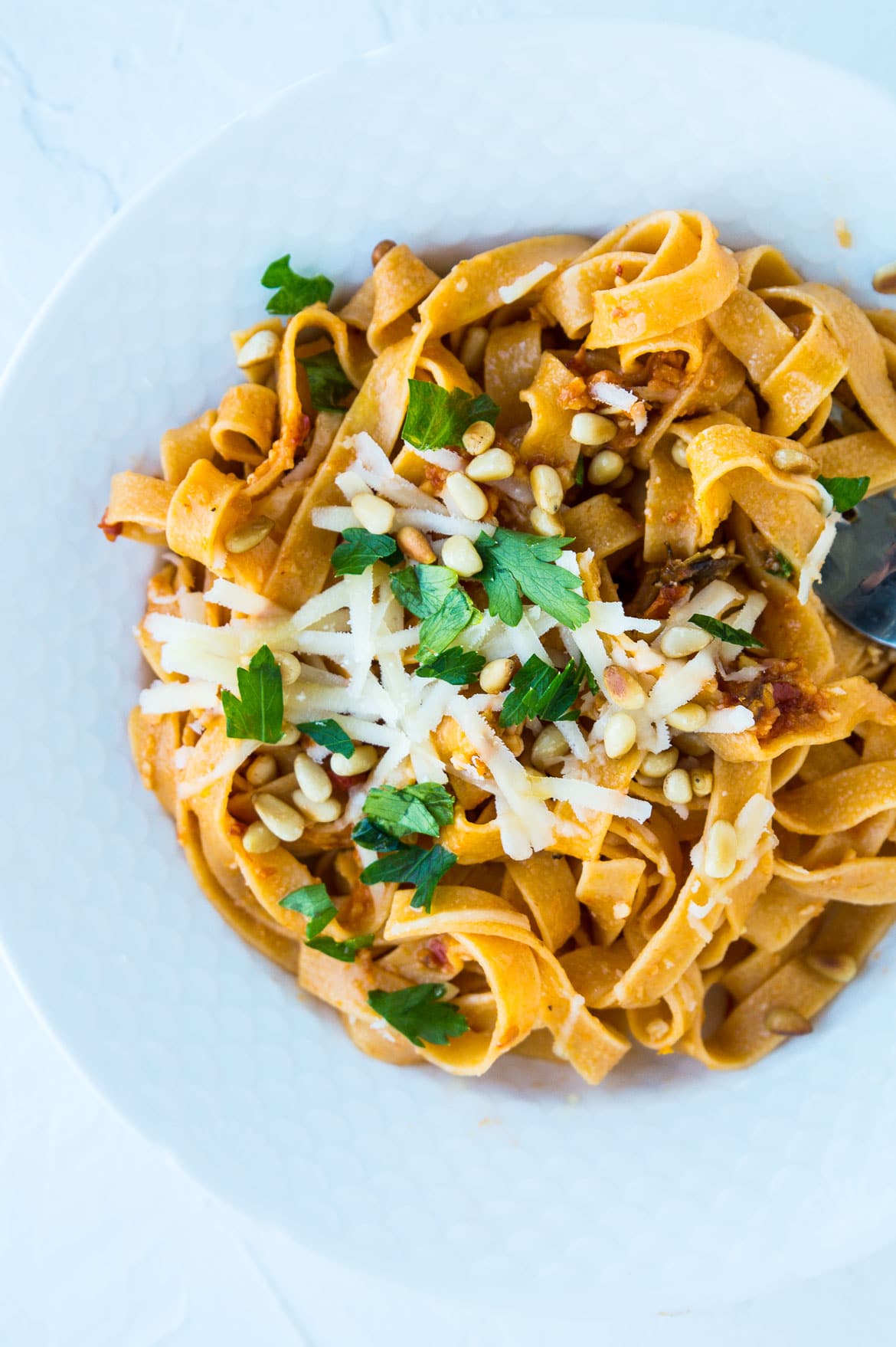 Pasta med rød pesto, parmesan og pinjekerner
