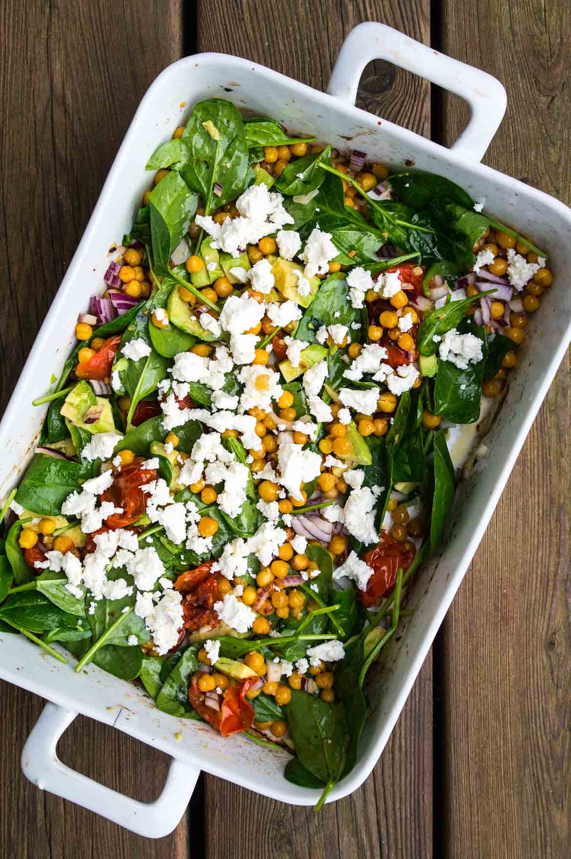 Salat med hvidløgsbagte tomater og kikærter, med feta og avocado