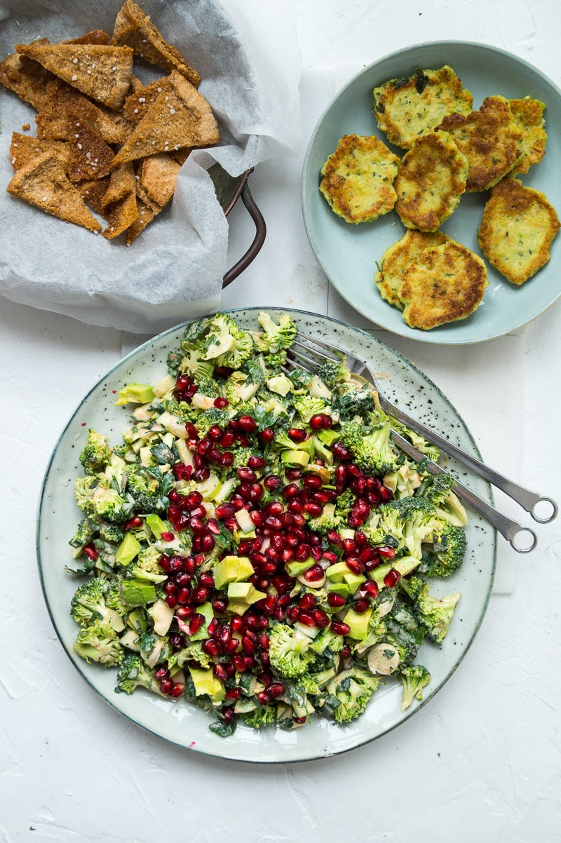 Broccolisalat med granatæblekerner, avocado, creme fraiche og persille