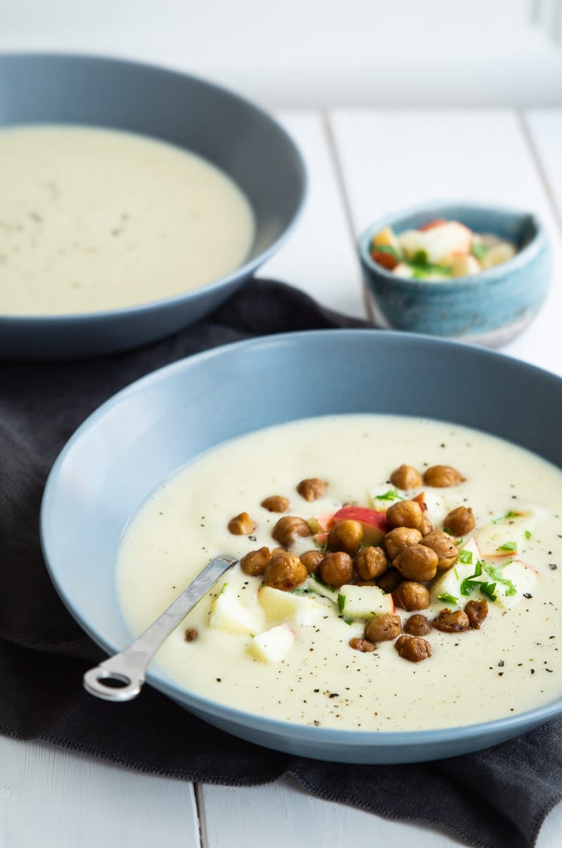 Jordskokkesuppe med ristede kikærter og æbler