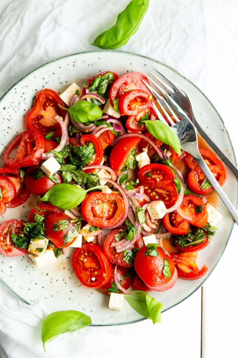 Tomatsalat med feta og basilikum
