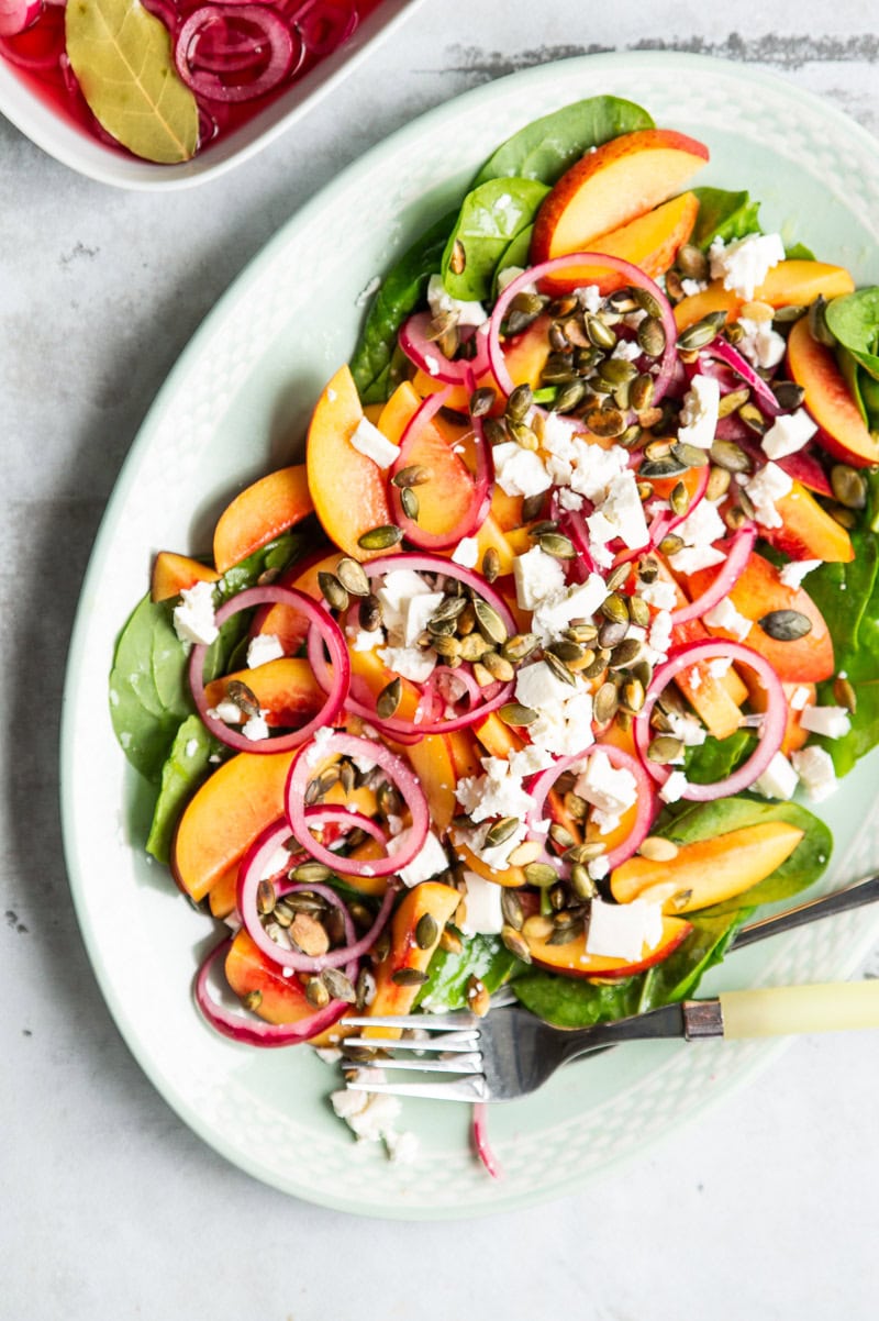 Salat med fersken, syltede rødløg og feta