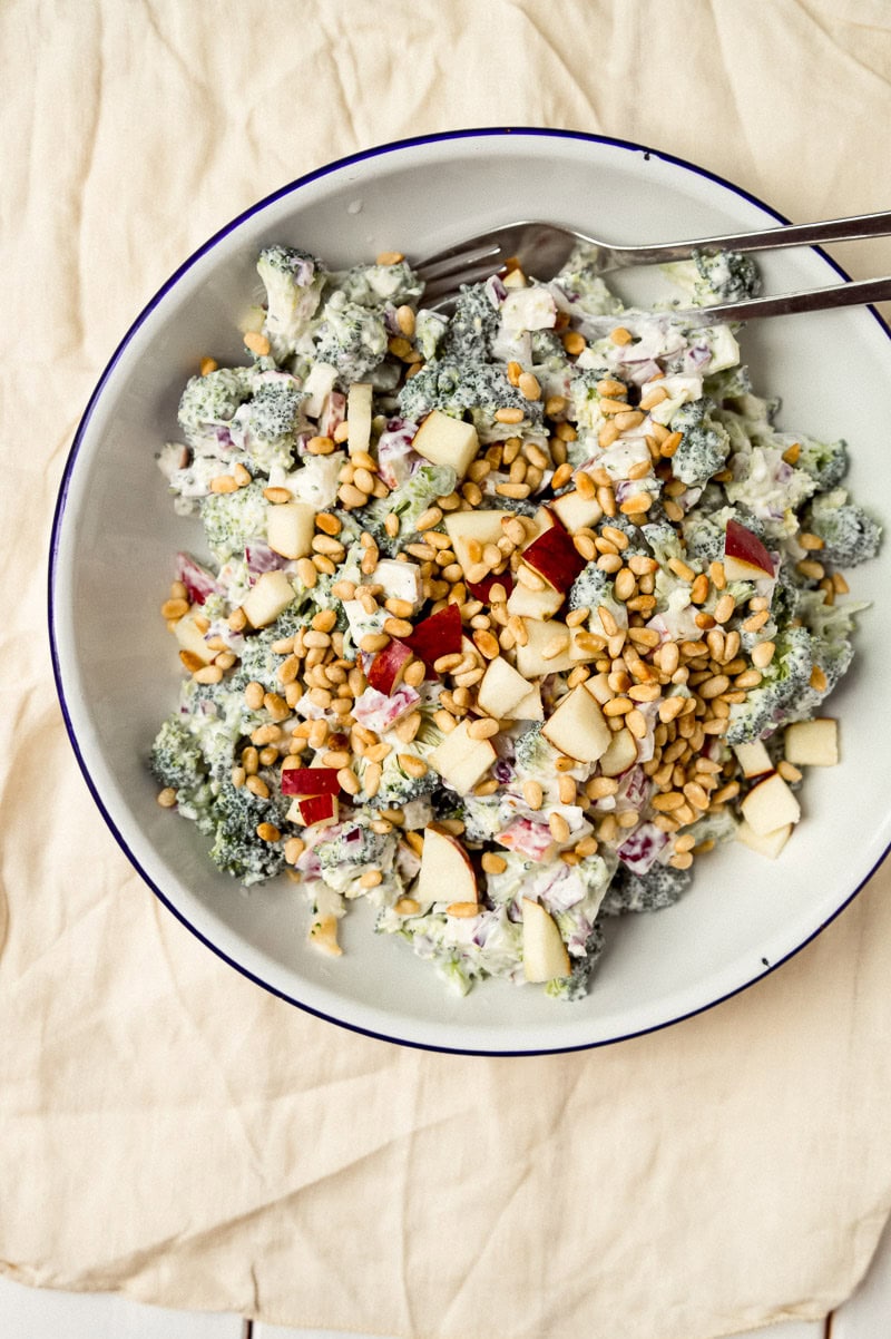 Broccolisalat med æble og græsk yoghurt