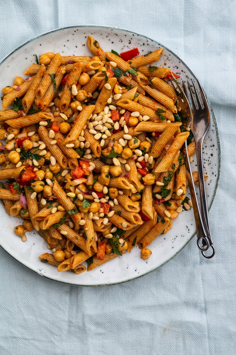 Pastasalat med pesto og kikærter