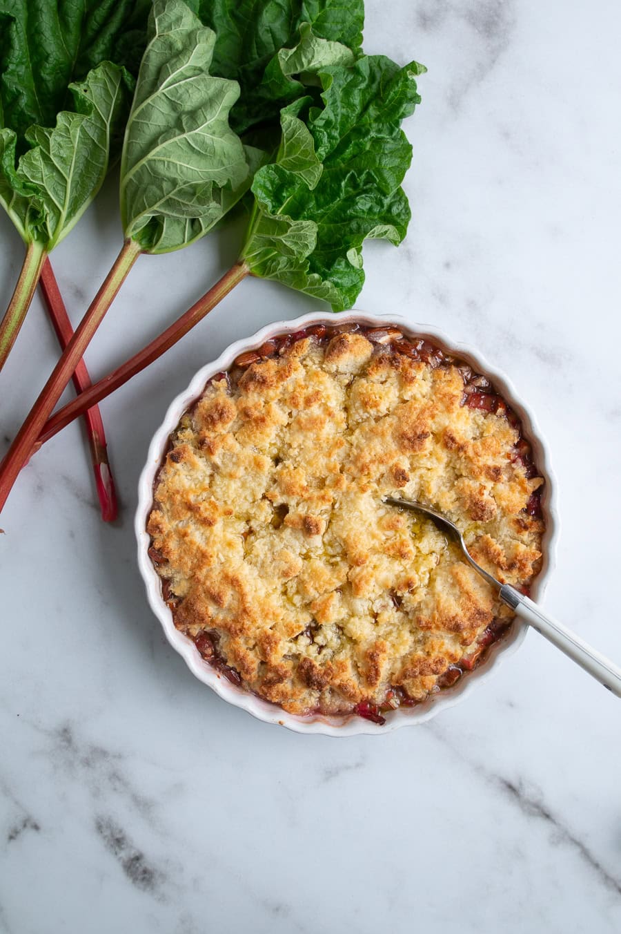 Rabarbercrumble med marcipan
