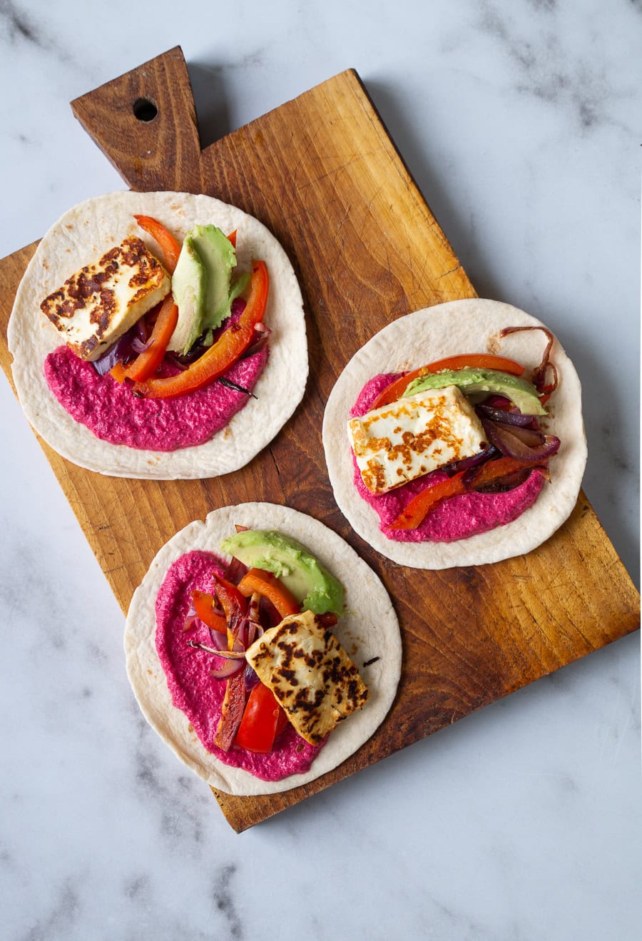 Tacos med halloumi, grønt og rødbedecreme