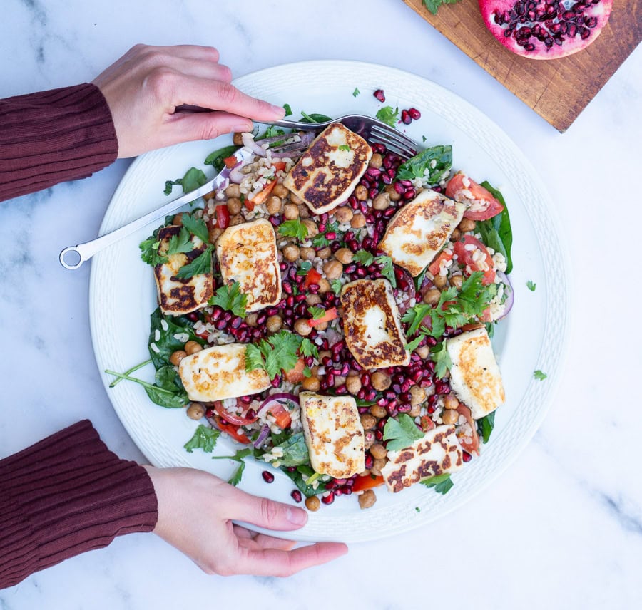 Kikærtesalat med halloumi