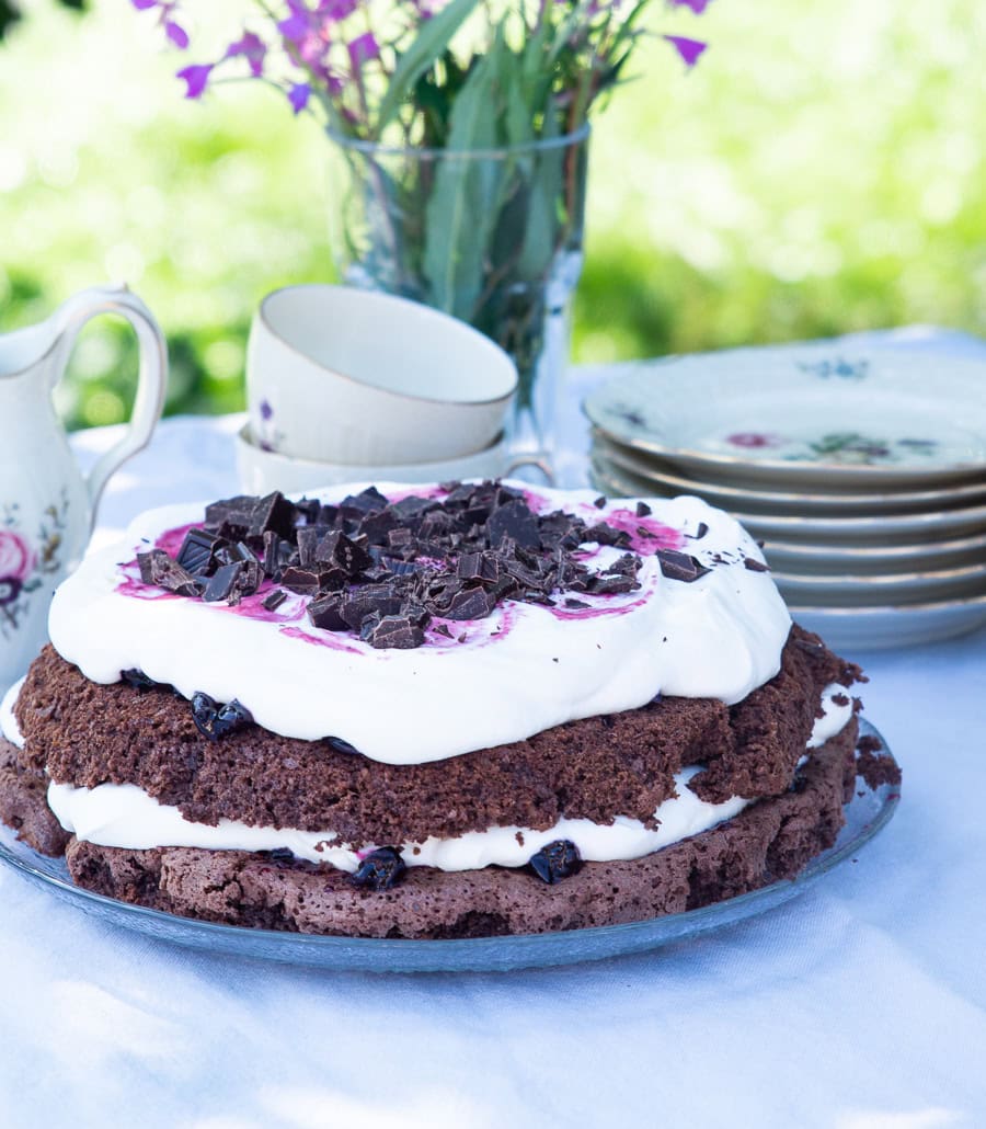 Rugbrødslagkage med solbær og flødeskum