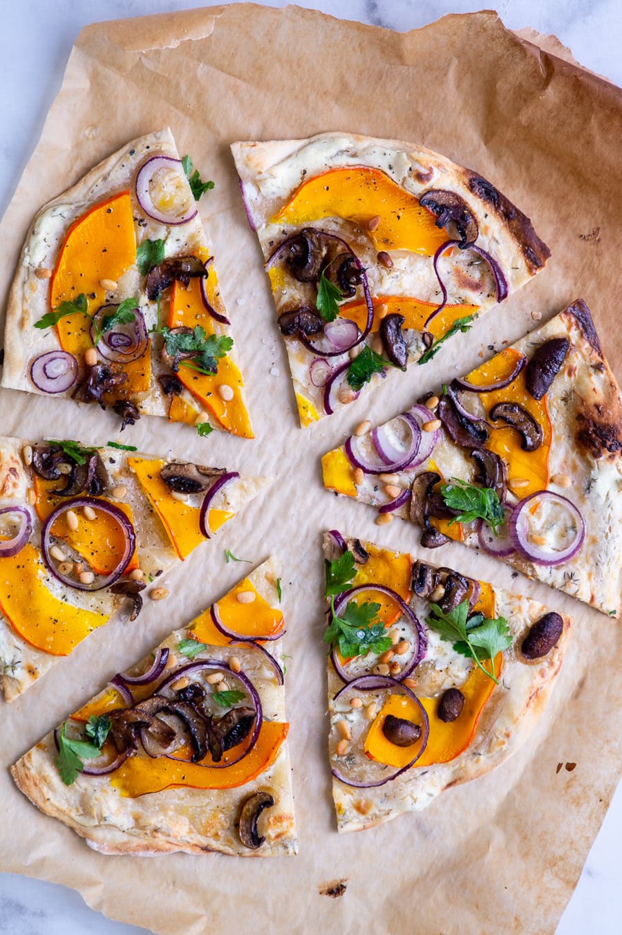 Flammkuchen med græskar og svampe