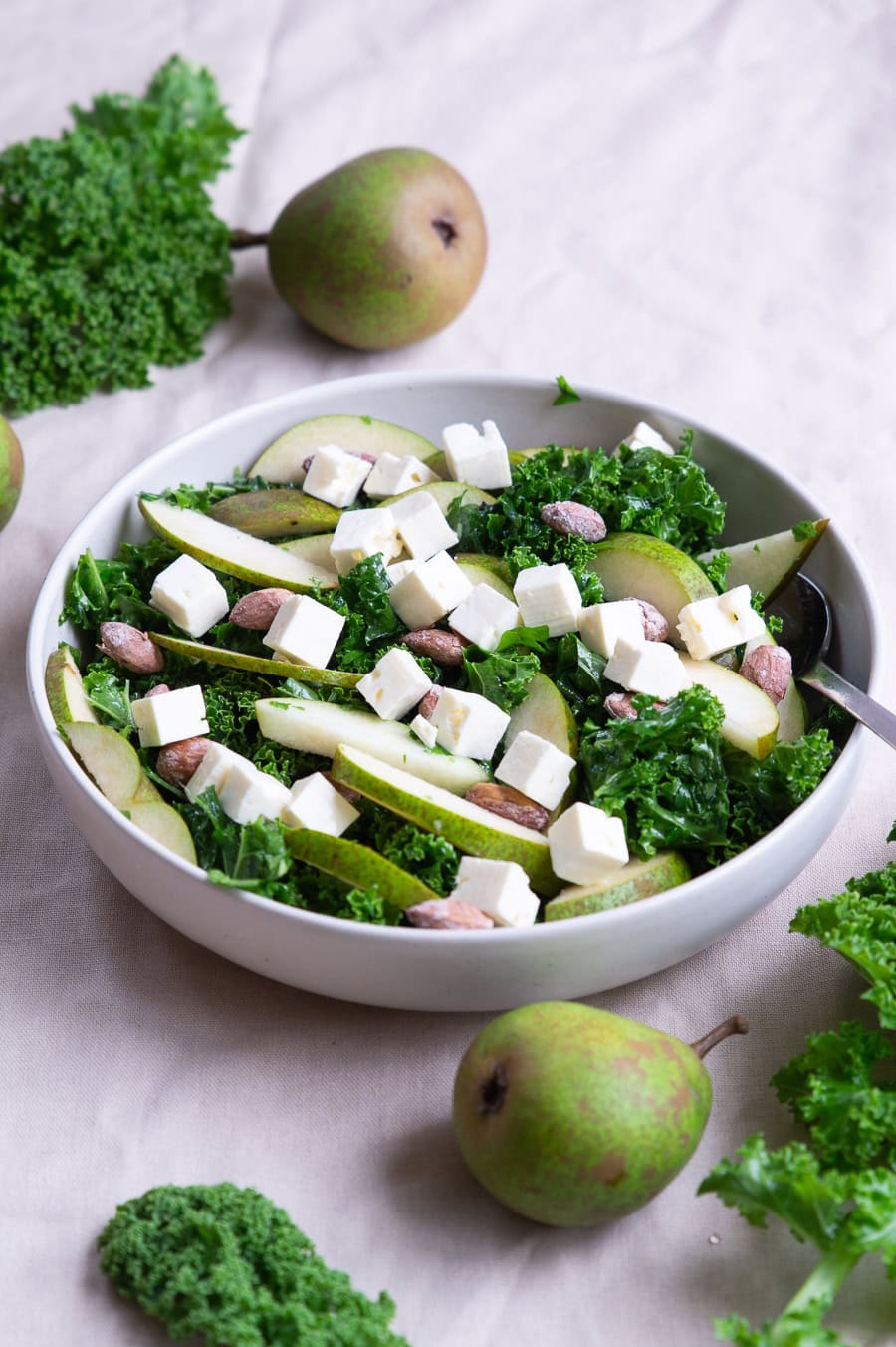 Pæresalat med fetaost og saltede mandler