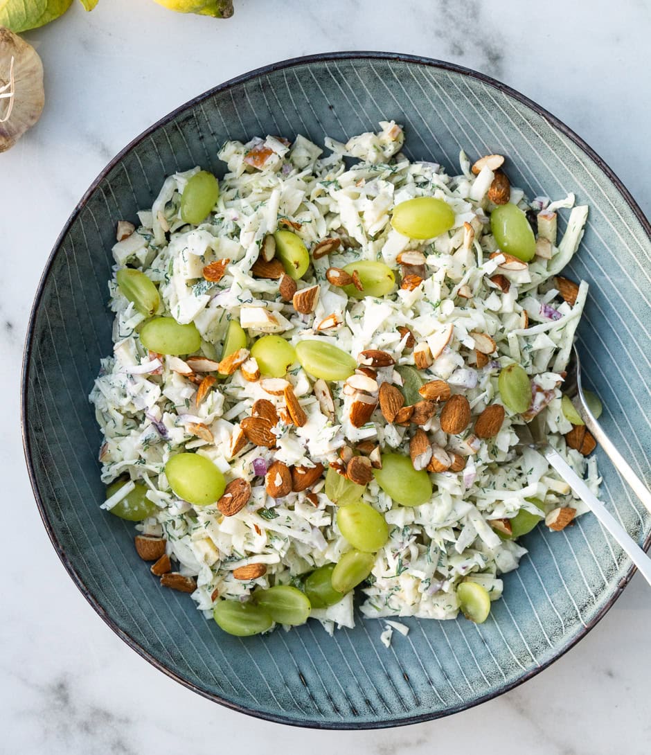 Hvidkålssalat med æble, mandler og creme fraiche dressing