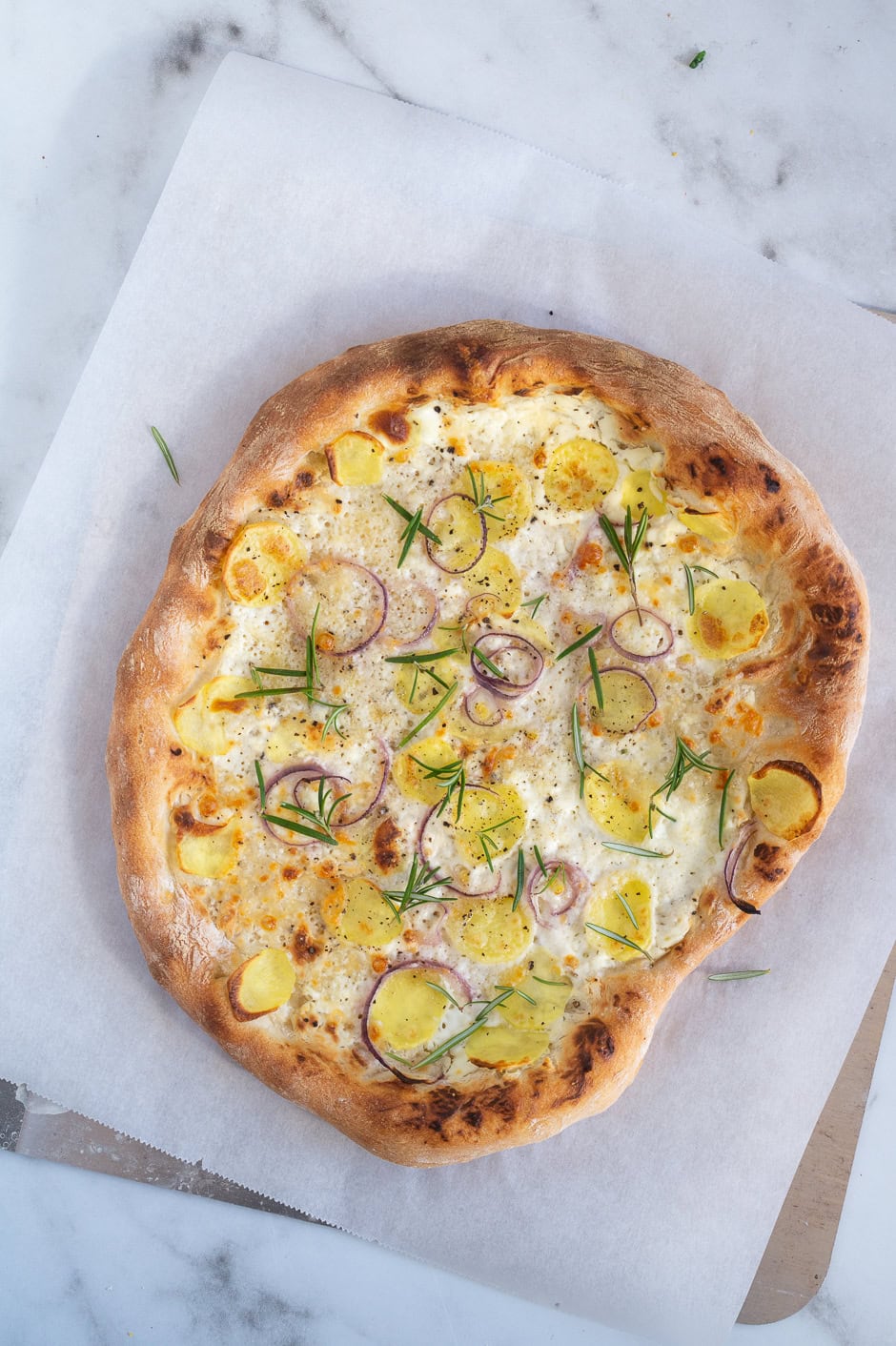 Hvid pizza med kartofler og rosmarin
