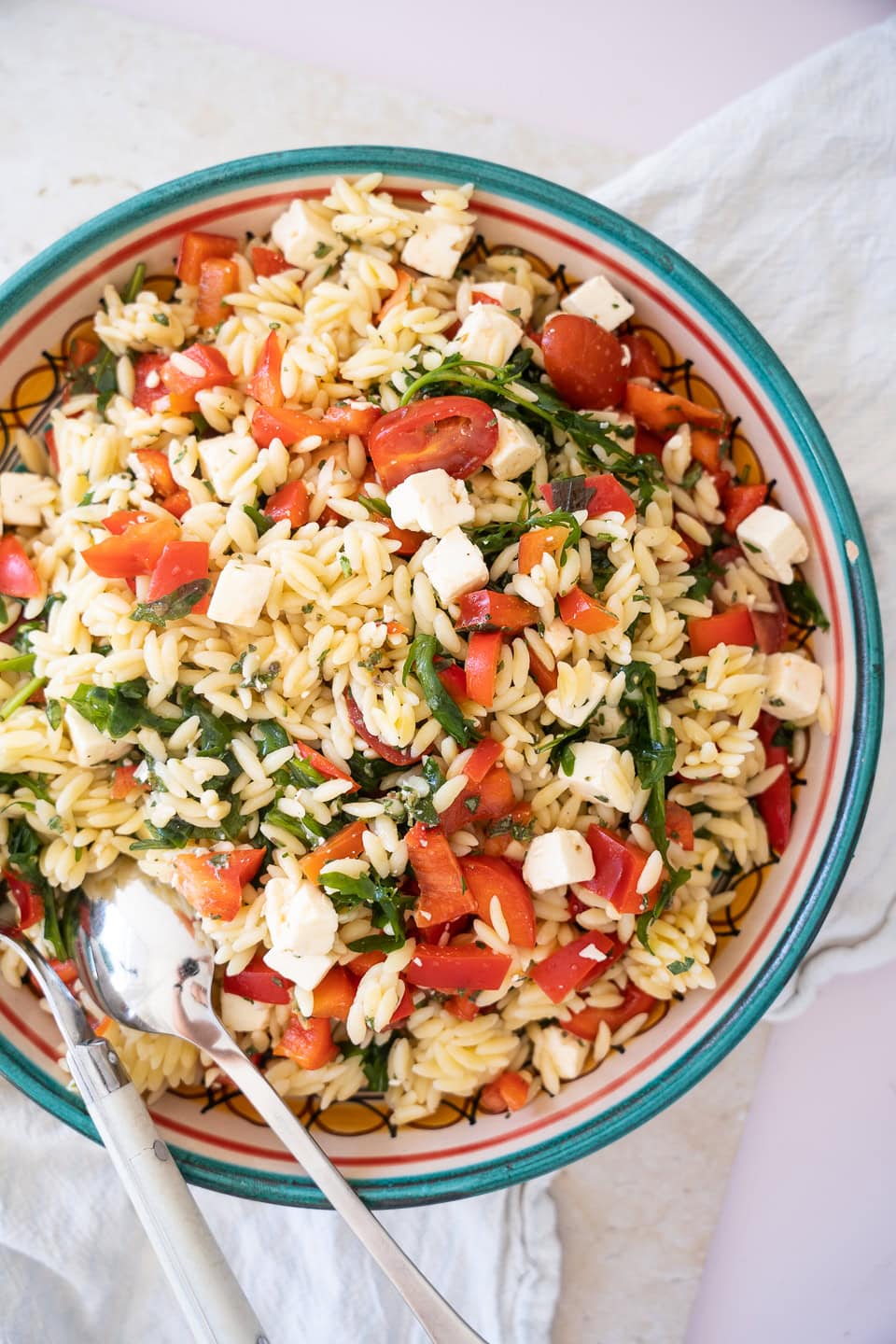 Orzo pastasalat med feta og tomater