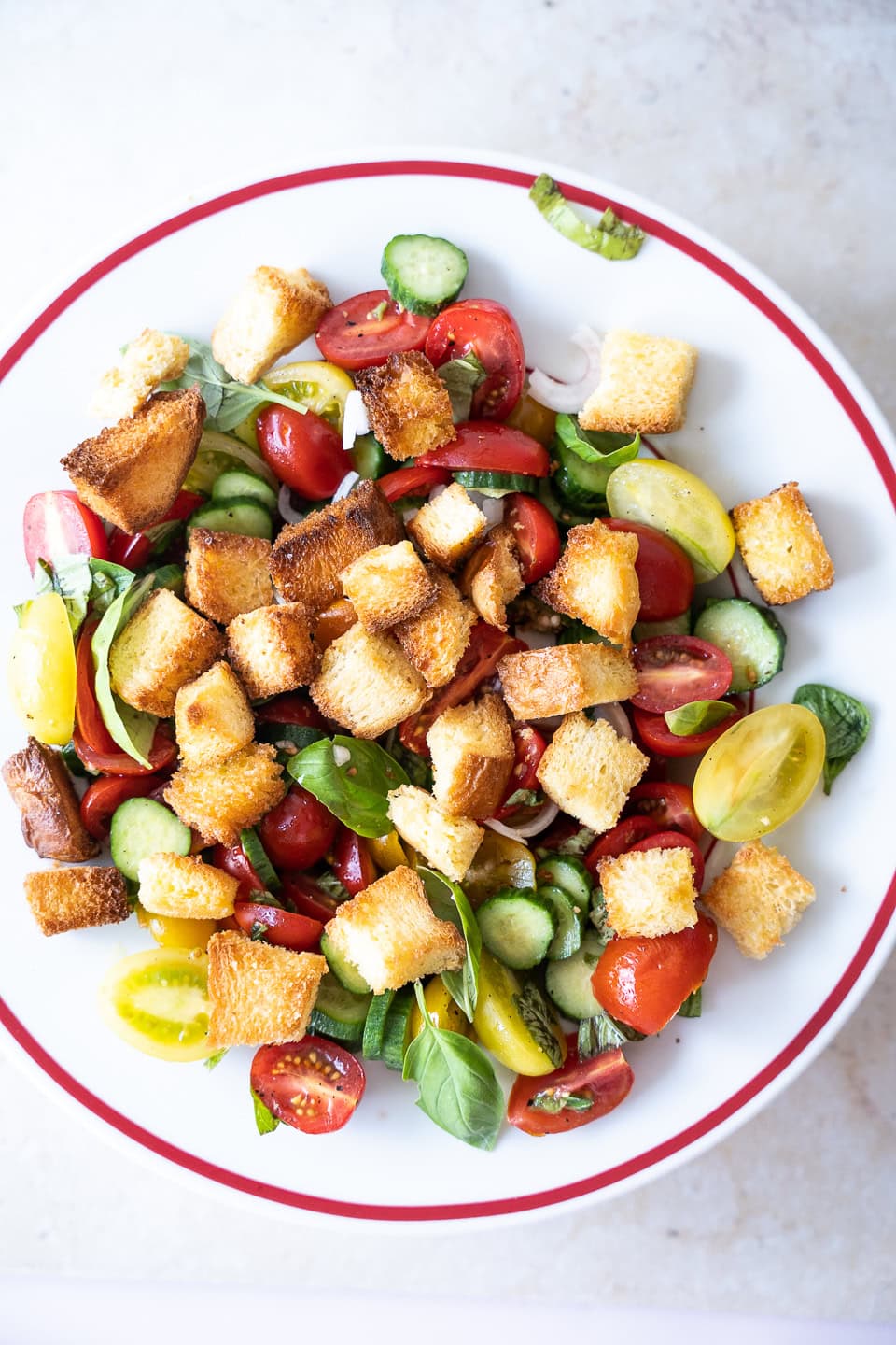 Panzanella med sprøde croutoner